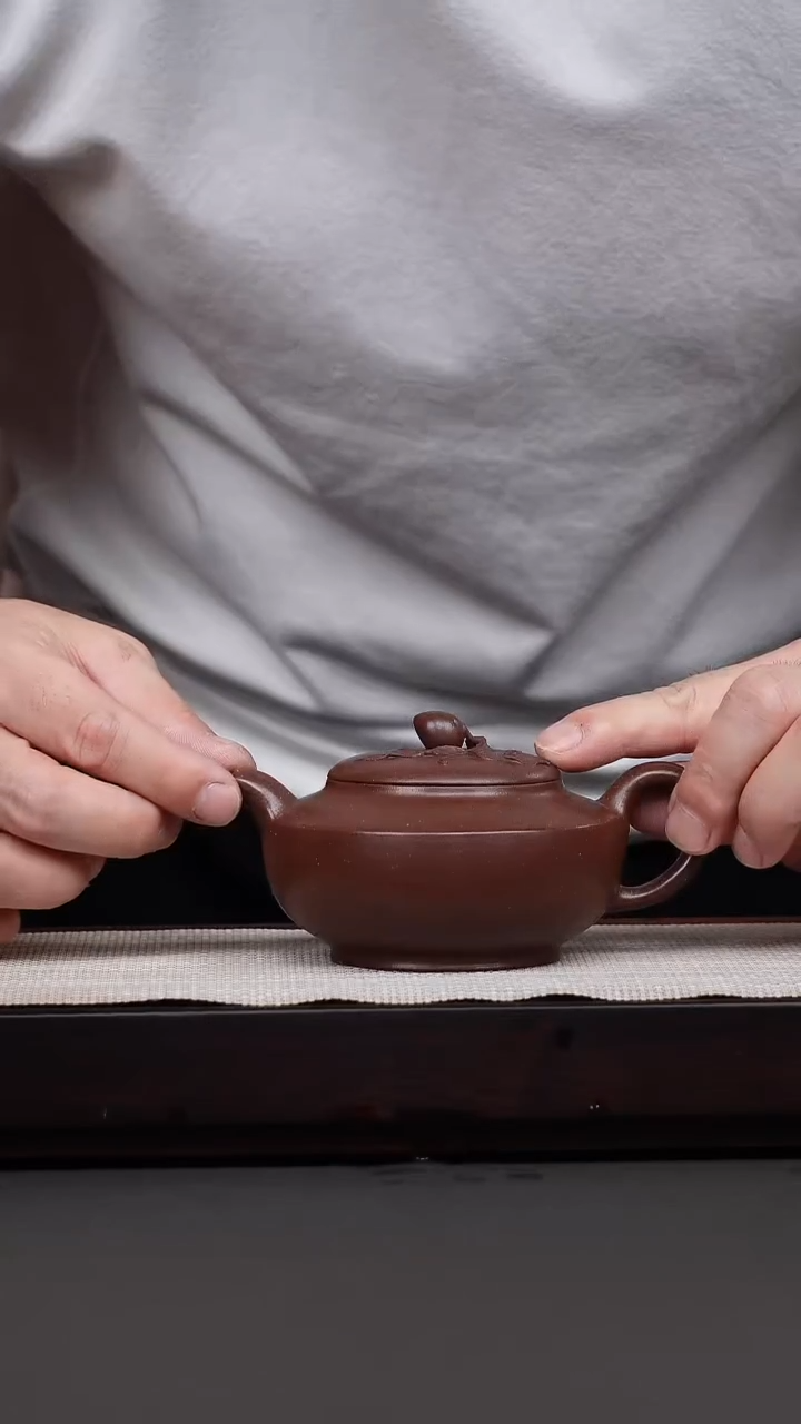 茶壶紫砂紫玉金砂寿桃扁石