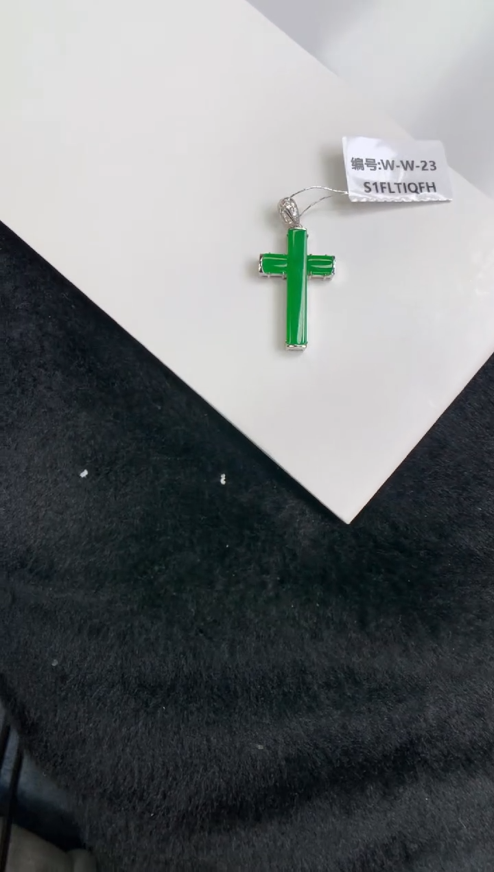 颈饰18K金镶嵌翡翠十字架