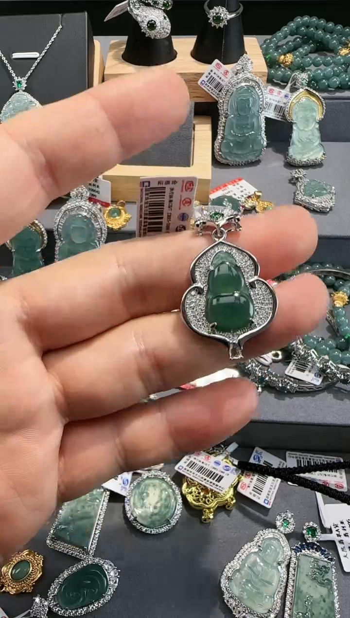 【闪购商品】翡翠吊坠(赠链)未镶嵌天然翡翠A货带证书发货
