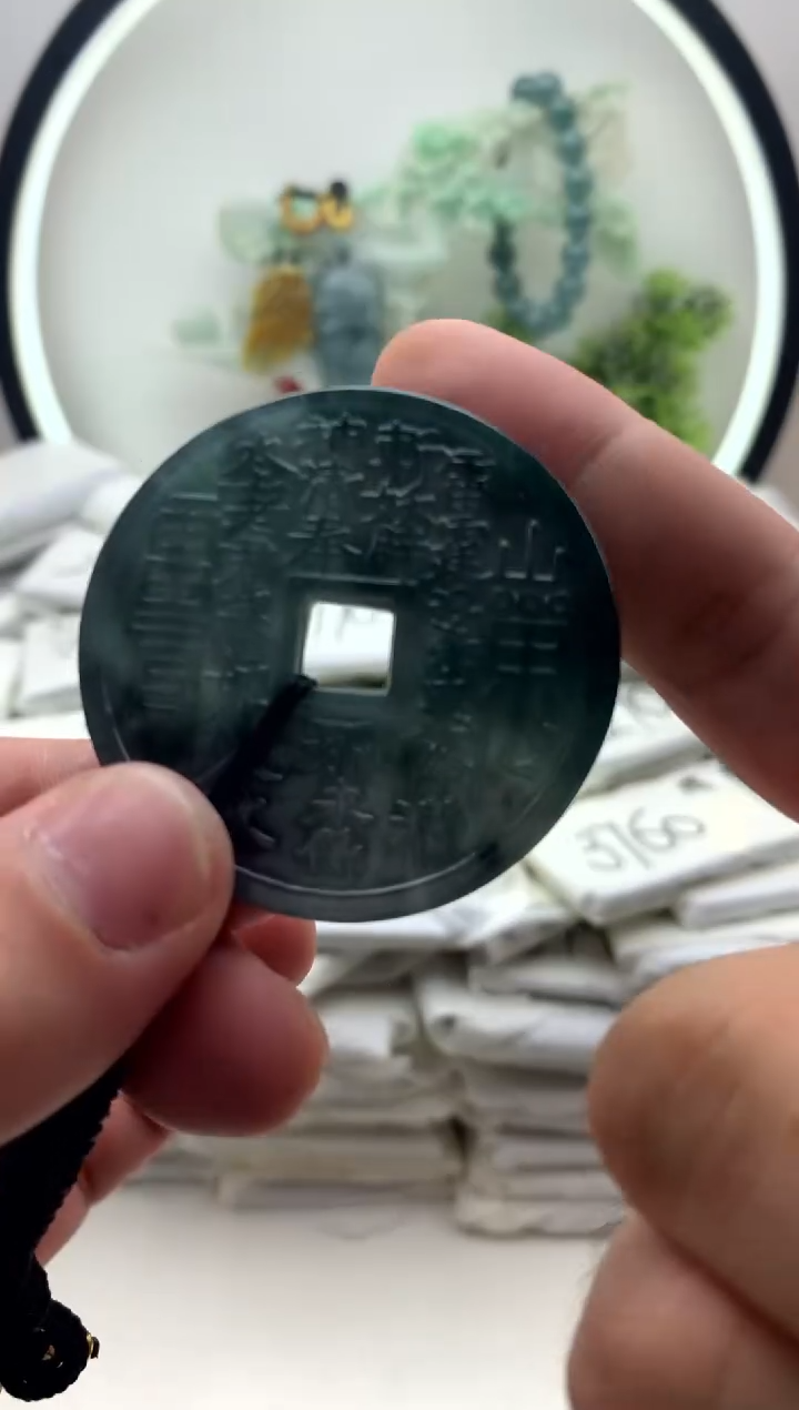 翡翠未镶嵌颈饰山鬼