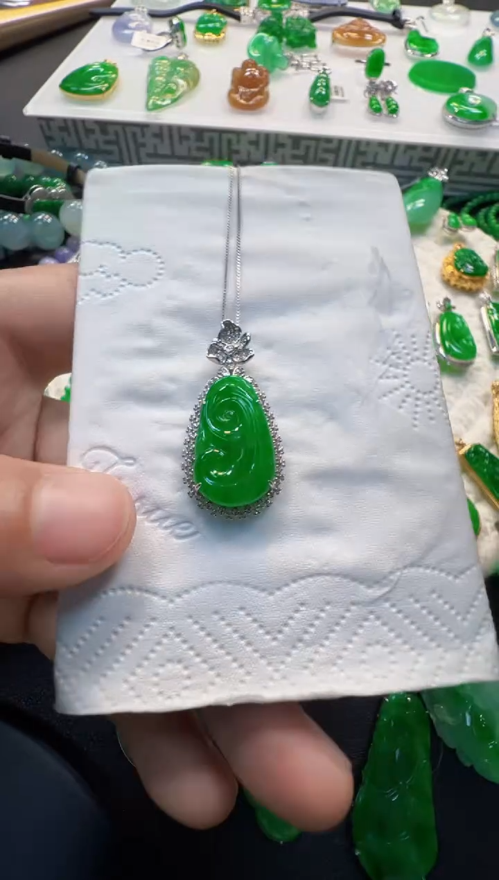 翡翠18K金镶嵌吊坠(不含链)8800