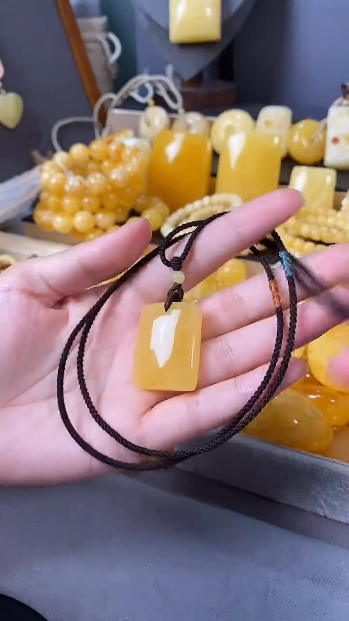 裸石琥珀未镶嵌无事牌5.86克