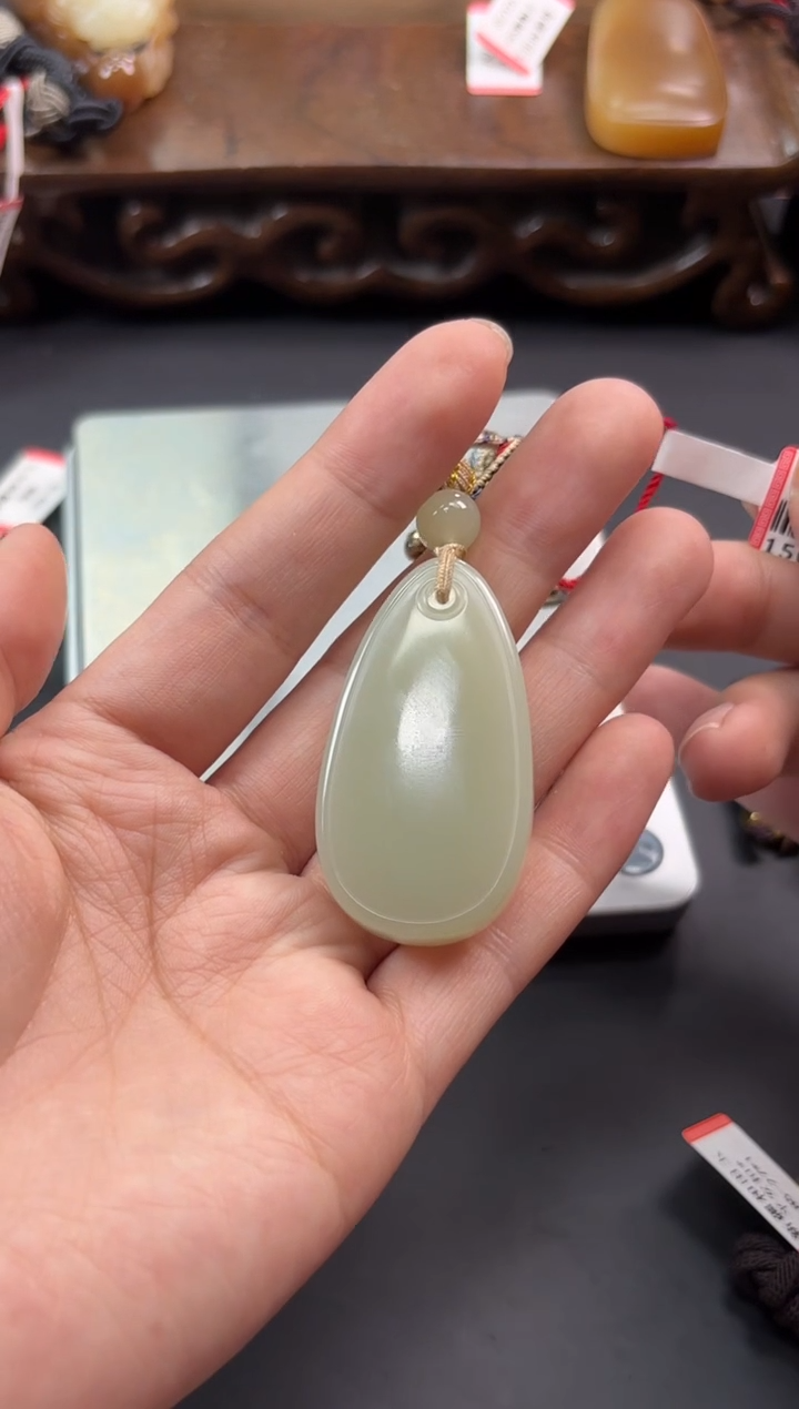 【闪购商品】和田玉吊坠(赠链)未镶嵌且末微色差迪克兰吊坠