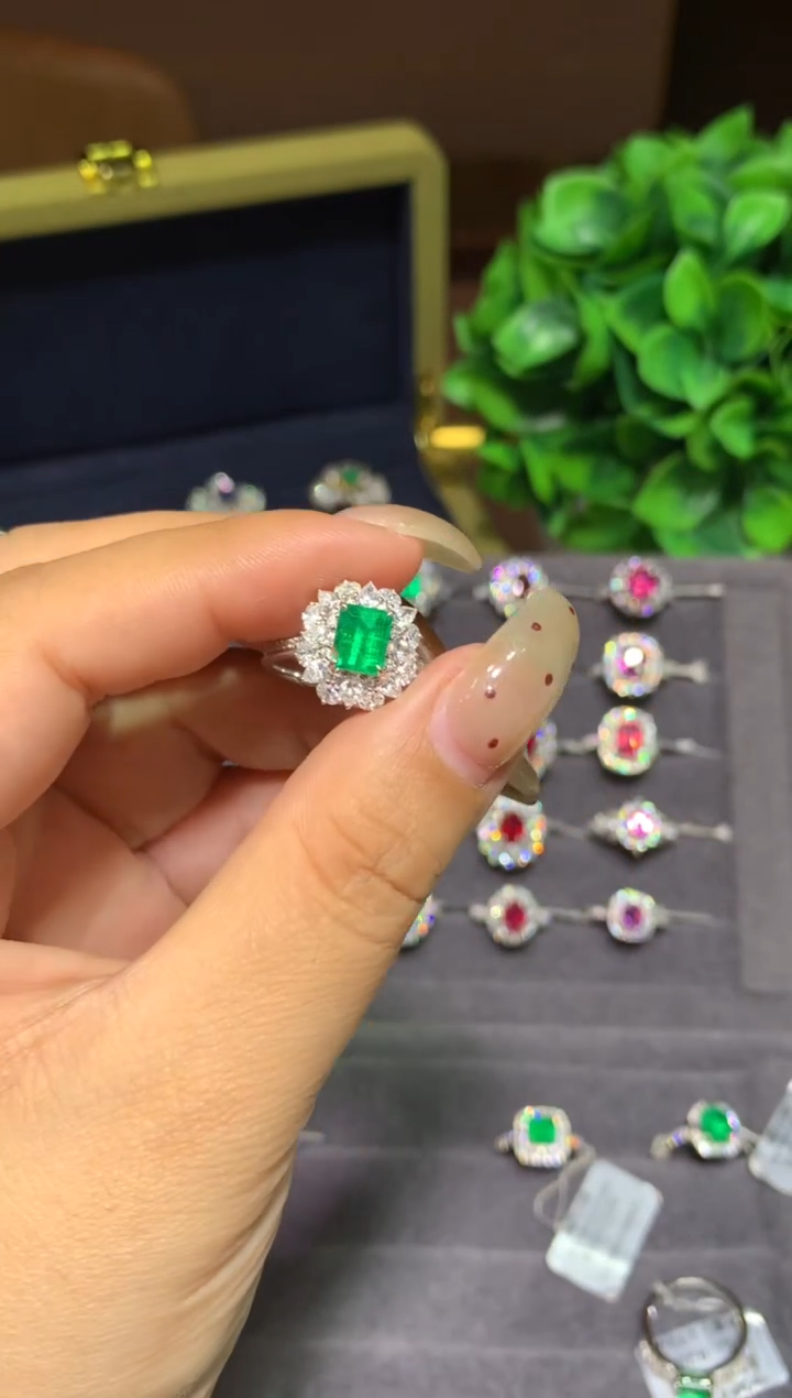 18K金镶嵌戒指祖母绿1.07ct