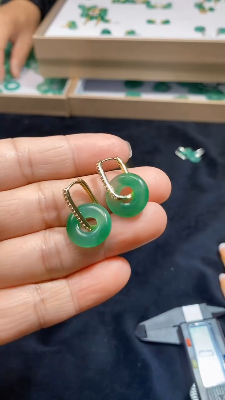 【闪购商品】石英质玉耳钉银S925镶嵌天然A货非洲翠