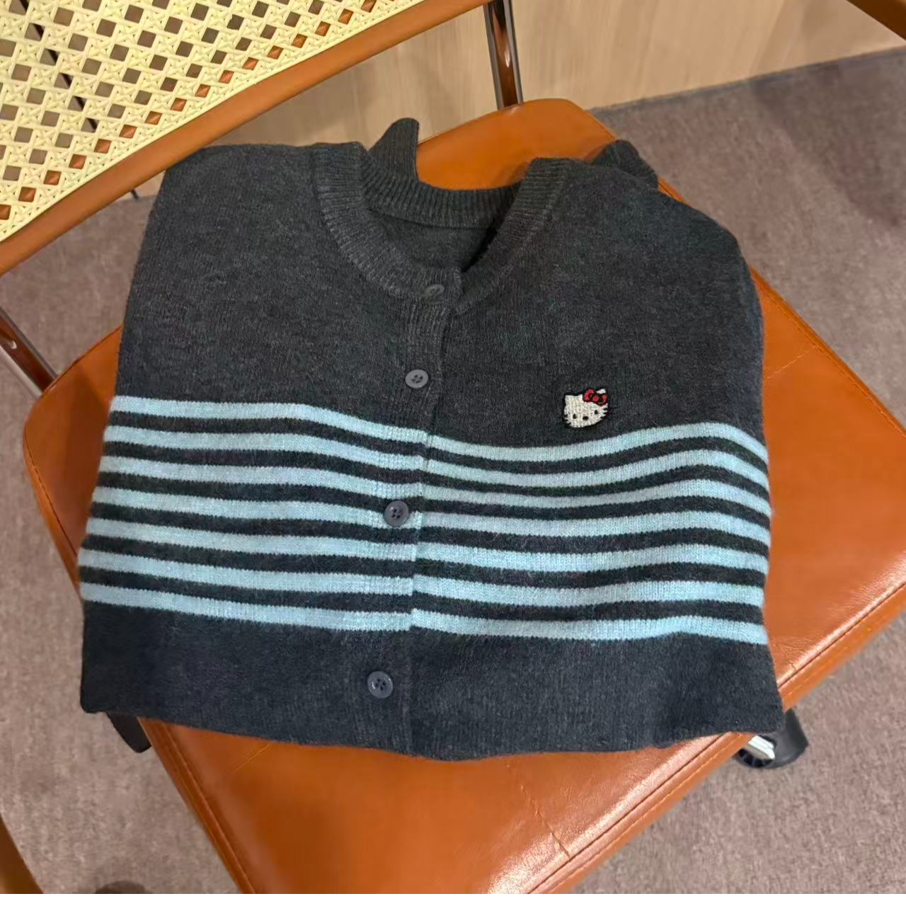 Sevbasks 2025 韩版 深灰色蓝色条纹刺绣可爱KT猫圆领百搭ins开衫