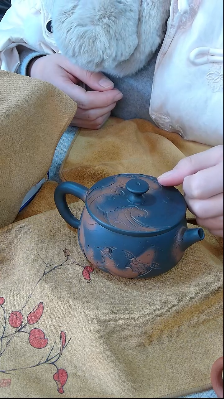 【闪购商品】壶09锦鲤浮雕球孔宽口壶160cc