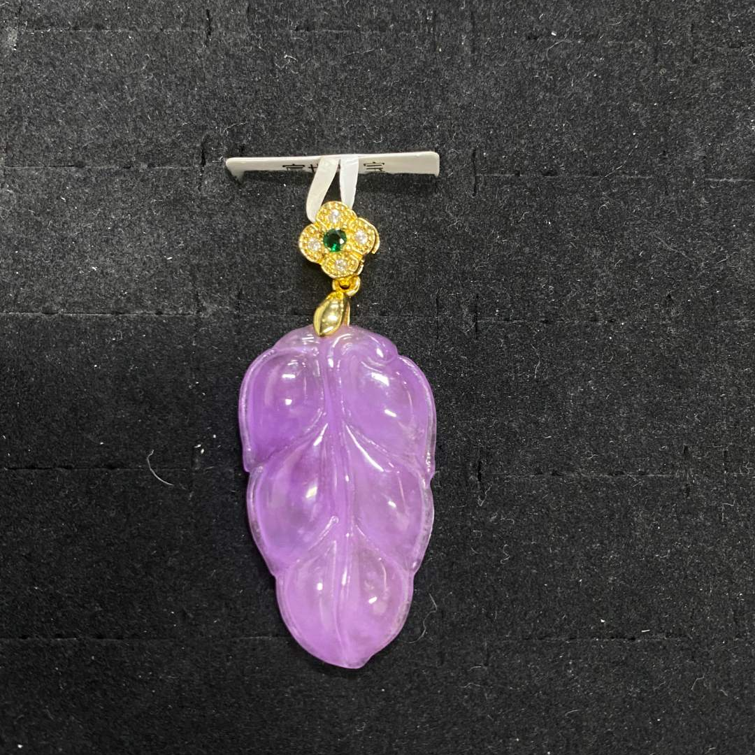 紫翠色树叶玉石吊坠
