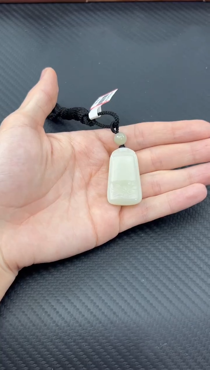 【闪购商品】和田玉吊坠(赠链)未镶嵌且末微色差近矿吊坠