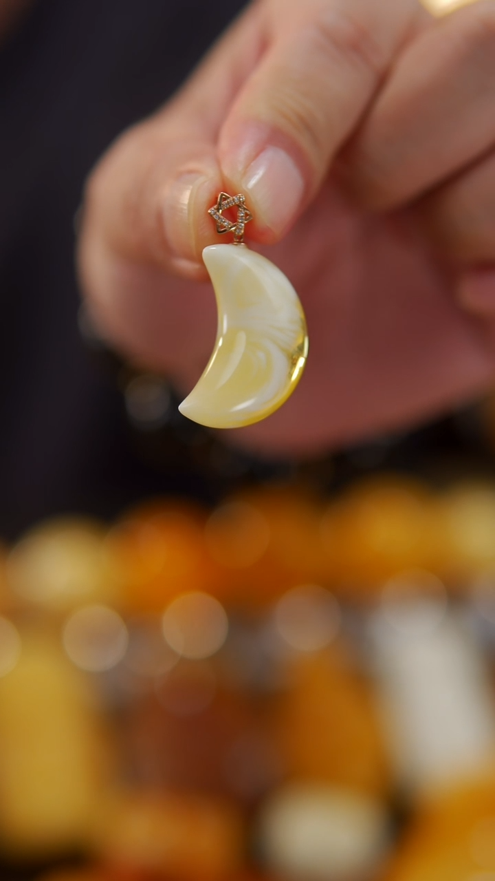 【闪购商品】蜜蜡颈饰18K金镶嵌3.52金瓷白月亮