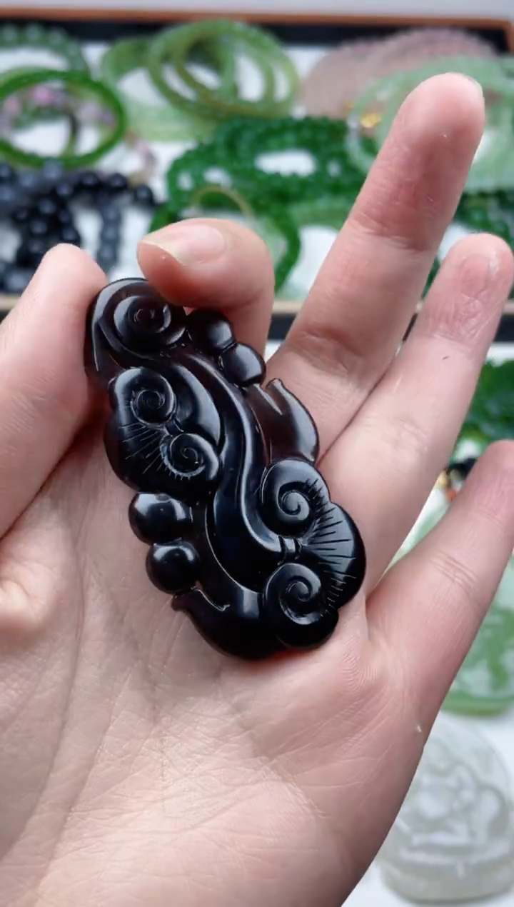 颈饰未镶嵌和田玉烟紫如意