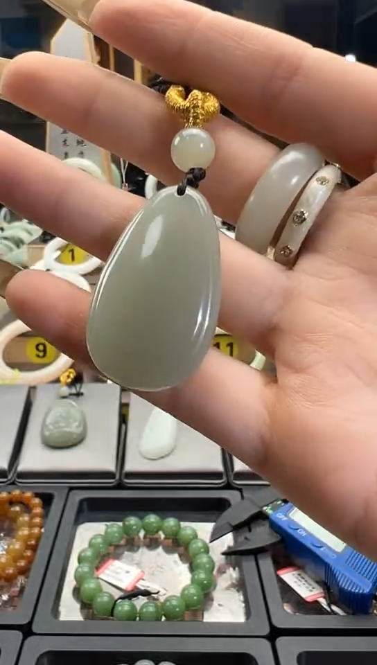 【闪购商品】和田玉吊坠(赠链)未镶嵌且末料青白玉水滴牌15.5g