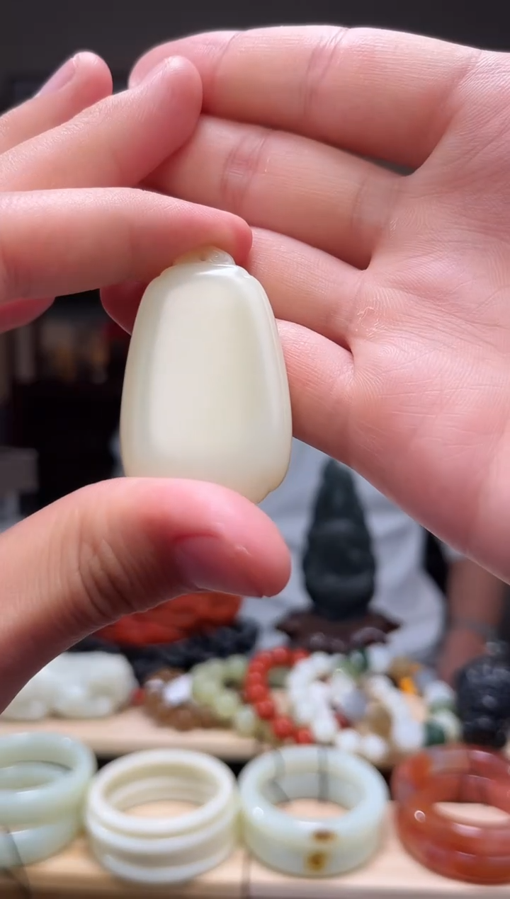 颈饰未镶嵌和田玉吊坠