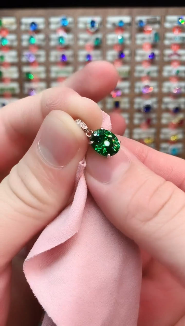 吊坠(赠链)银S925镶嵌石榴石（沙弗莱）....