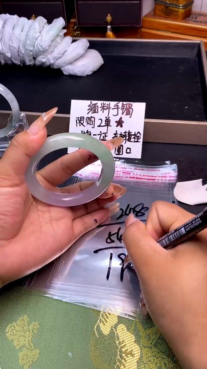 时尚女款缅料手镯248