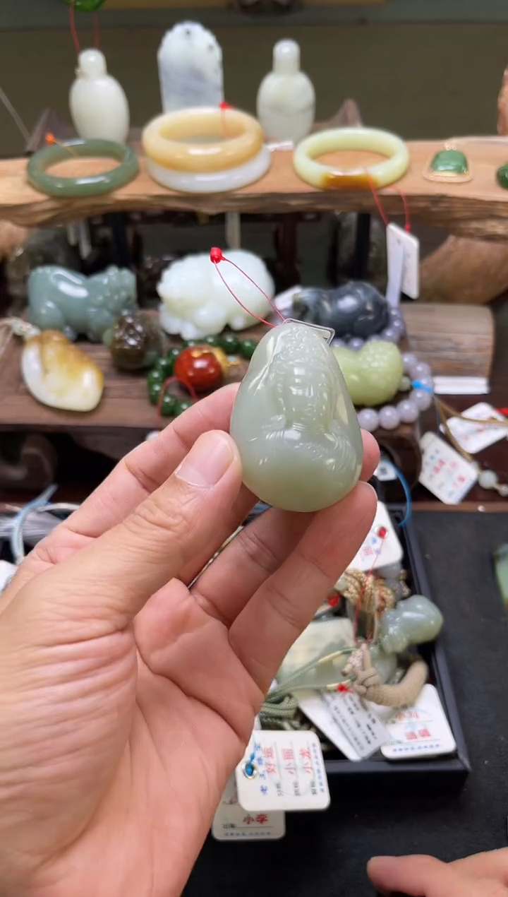 和田玉未镶嵌吊坠(不含链)且末青白 观音随形9008825