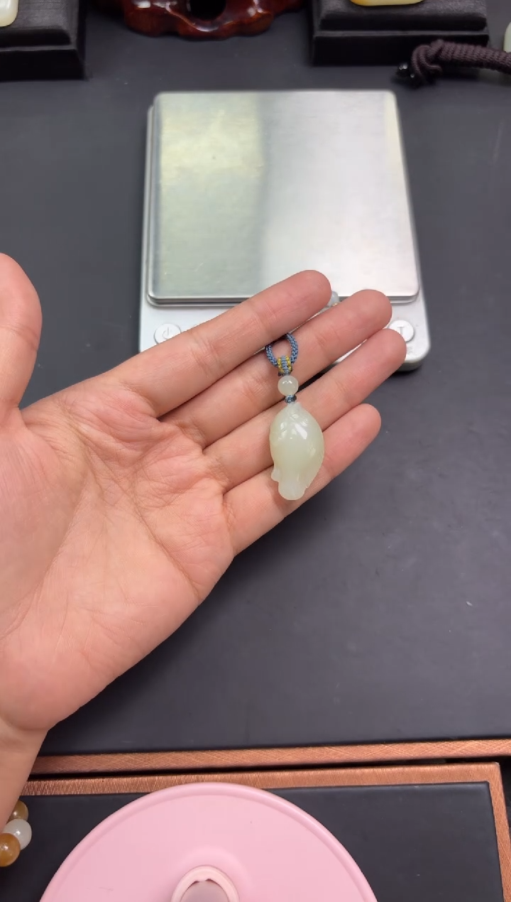 【闪购商品】和田玉吊坠(赠链)未镶嵌且末微色差迪克兰一细吊坠