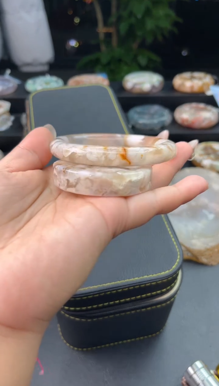 【闪购商品】石英质玉手镯未镶嵌赠送镯心（55圈口）无证书