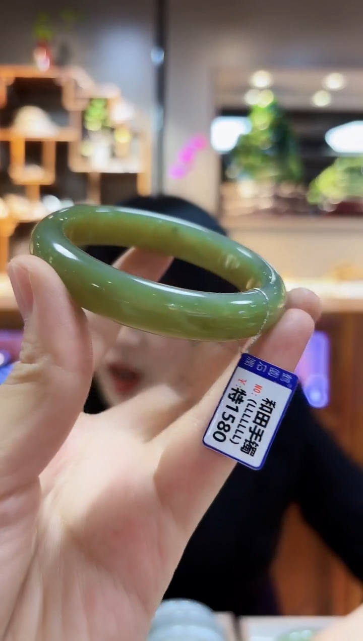 【闪购商品】和田玉56.5未镶嵌手镯微瑕