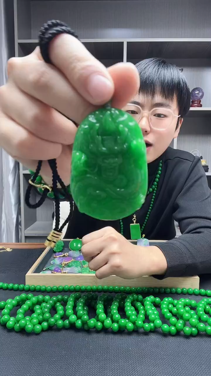 吊坠(赠链)未镶嵌翡翠中****导吊坠