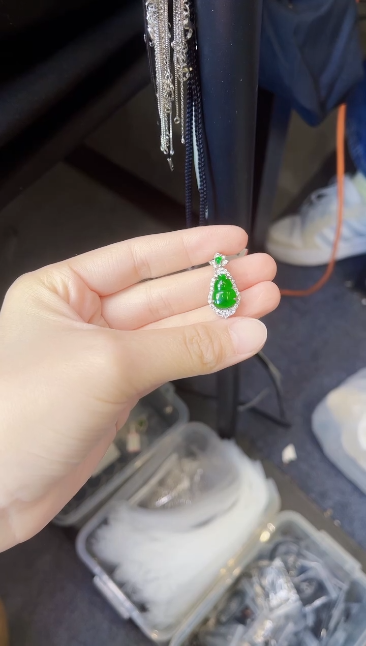 【闪购商品】翡翠颈饰银S925镶嵌葫芦吊坠