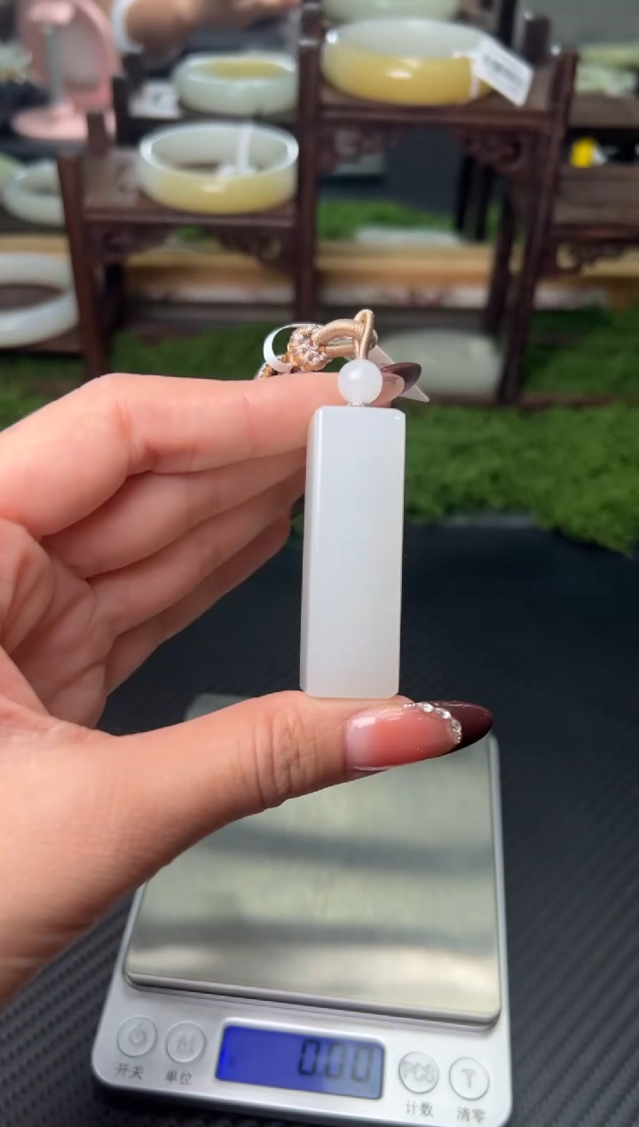 吊坠(赠链)未镶嵌和田玉黑山微色差吊坠