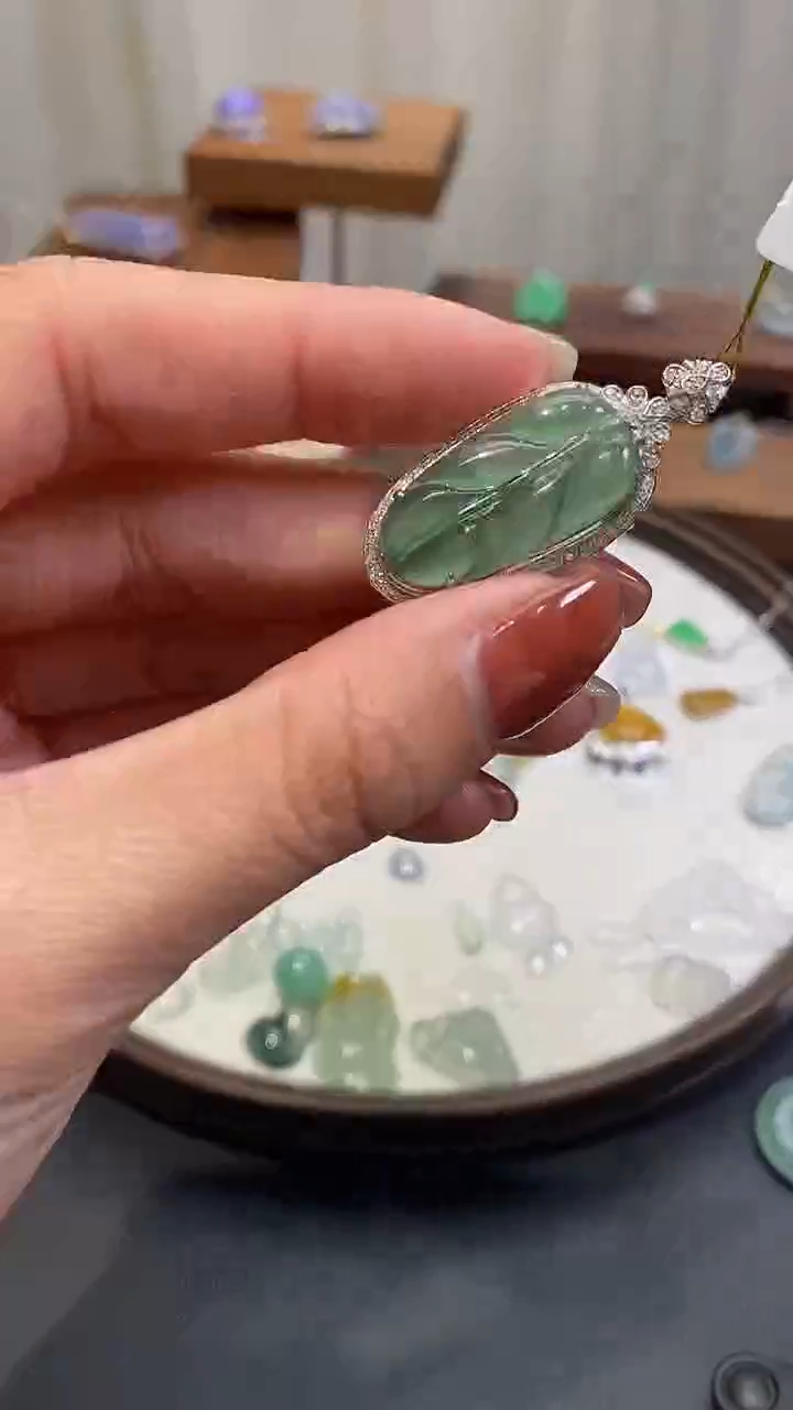 【闪购商品】翡翠颈饰18K金镶嵌叶子