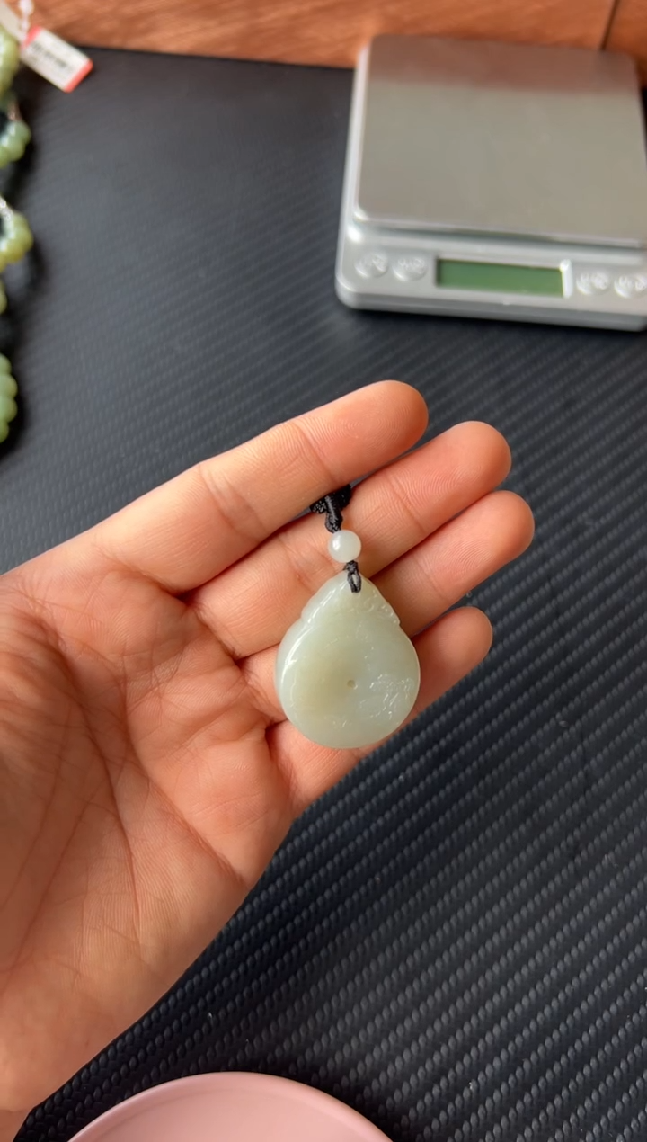 【闪购商品】和田玉吊坠(赠链)未镶嵌且末微色差近矿