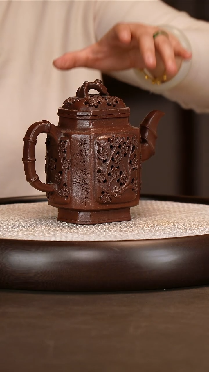 茶壶紫砂【朱小华】紫泥梅影逸趣壶   500CC