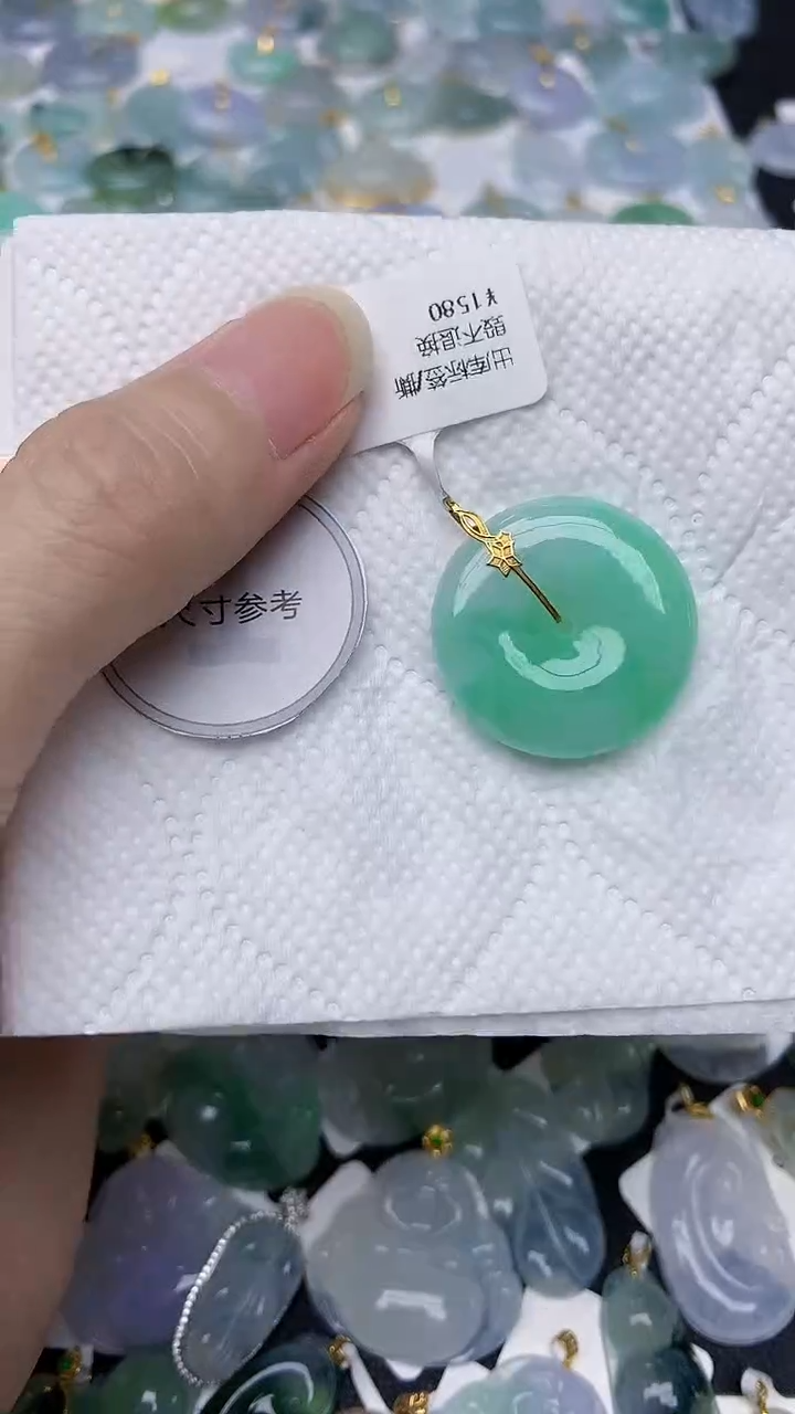 颈饰18K金镶嵌翡翠天然A货翡翠