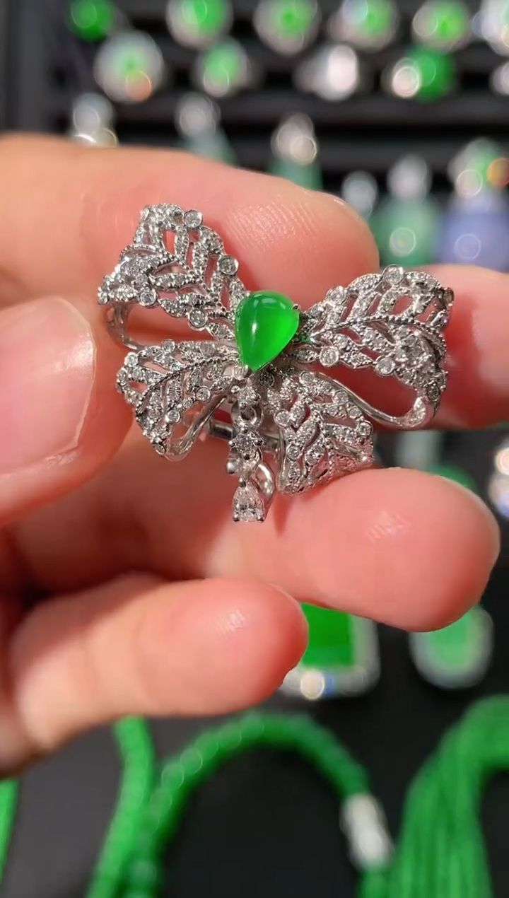 18K金镶嵌翡翠胸针蝴蝶结胸针