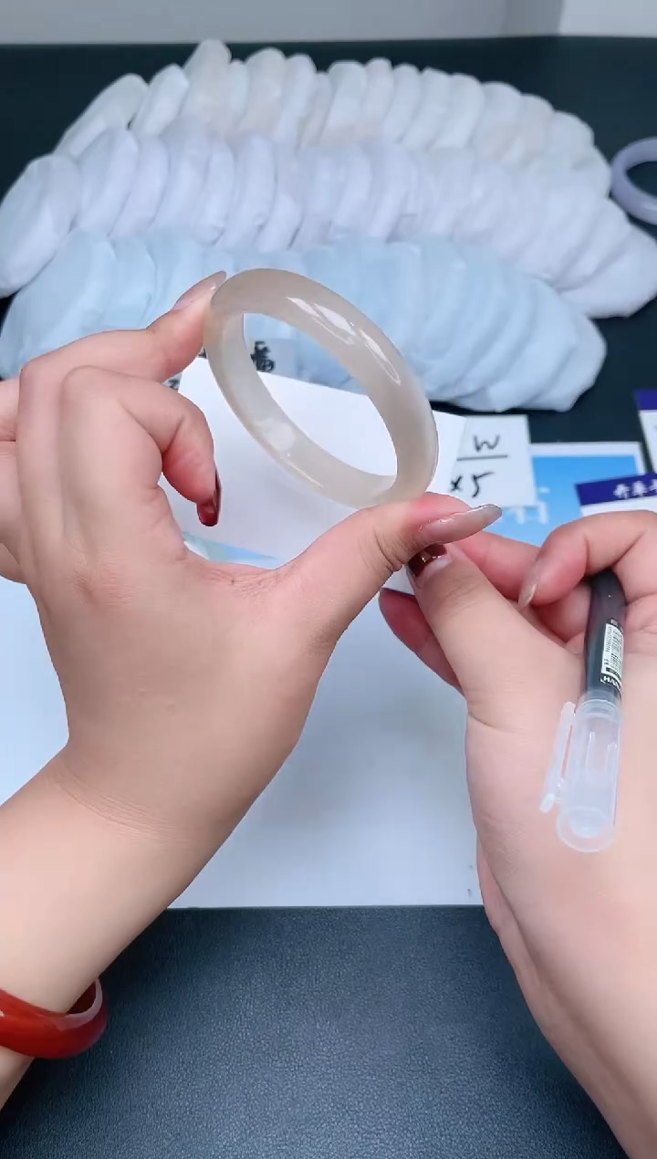 【闪购商品】石英质玉手镯未镶嵌298-56.1