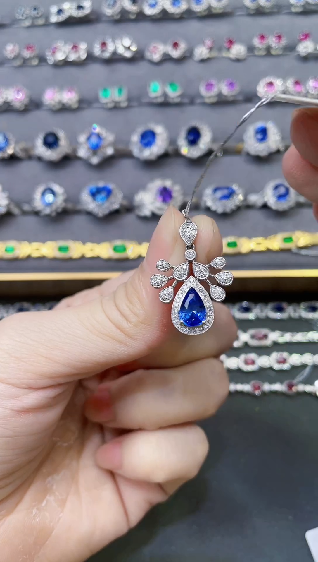 【闪购商品】蓝宝石吊坠18K金镶嵌1