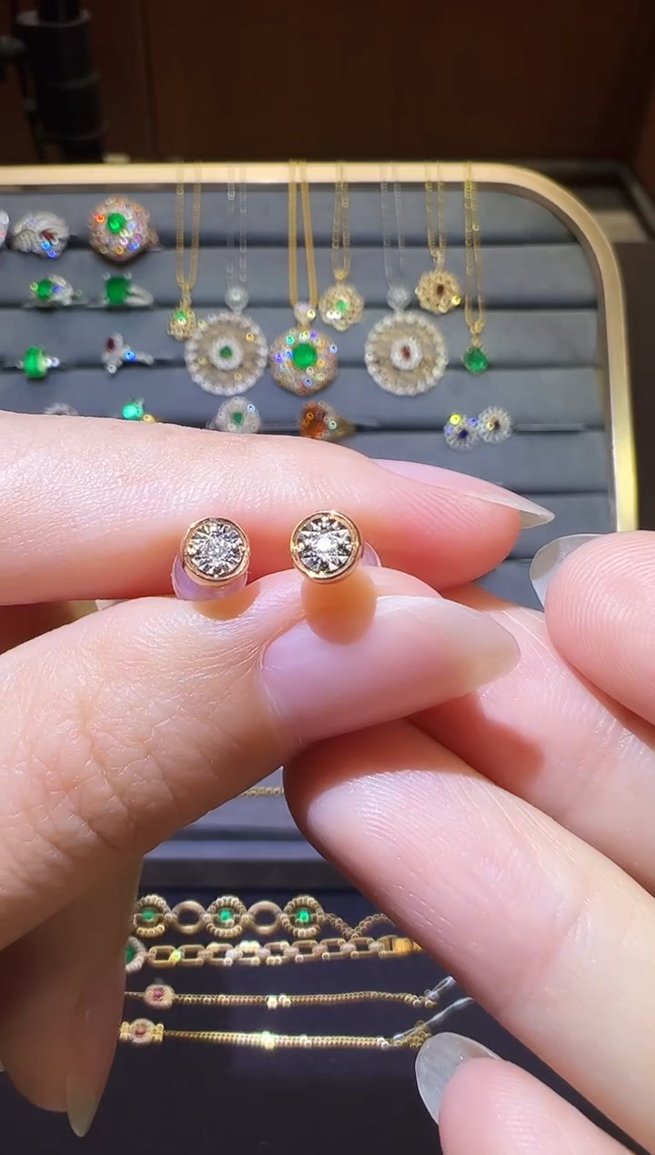 18K金镶嵌耳饰钻石0.02ct