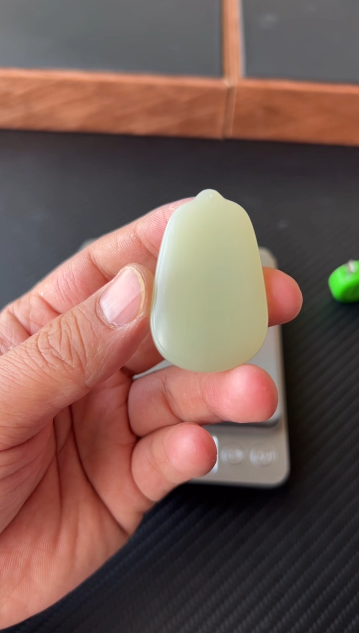 【闪购商品】和田玉吊坠(赠链)未镶嵌且末微色差迪克兰