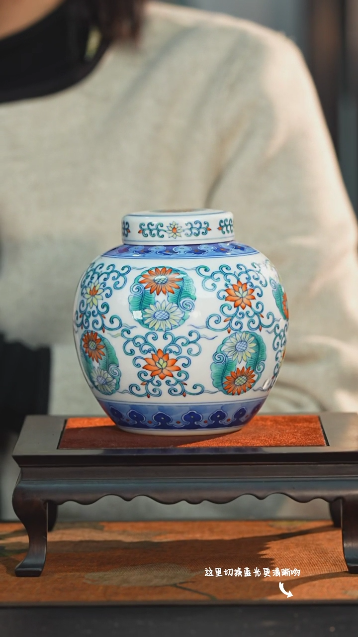 【闪购商品】馆藏级斗彩女将军—涂杏花大师