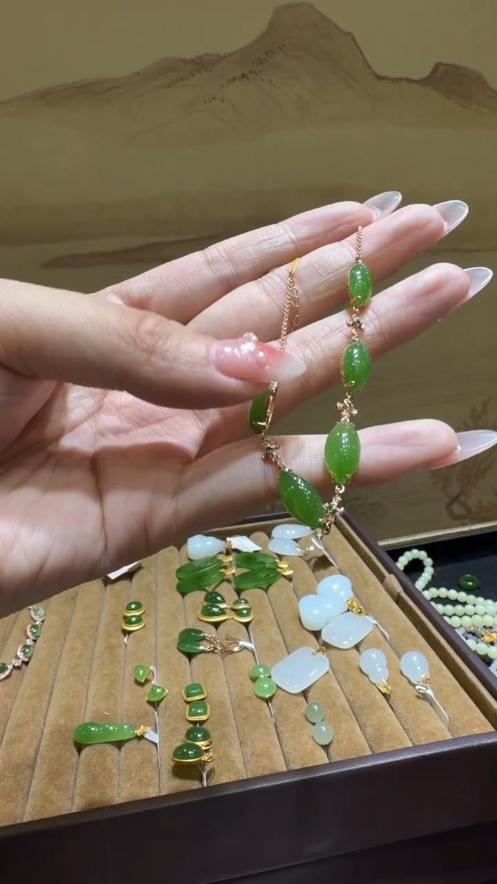 颈饰18K金镶嵌和田玉手链