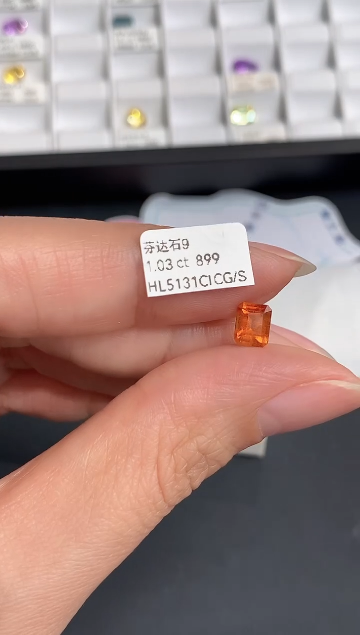 未镶嵌裸石石榴石（芬达石）1.03CT HL5131CI CG/S