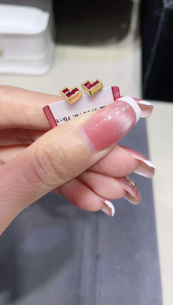 【闪购商品】红宝石耳饰18K金镶嵌·