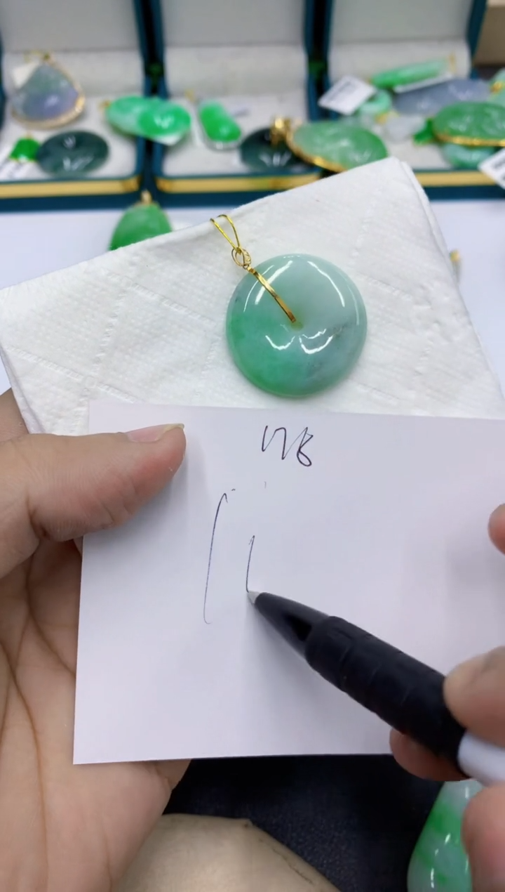 颈饰18K金镶嵌翡翠琴**欢翡翠