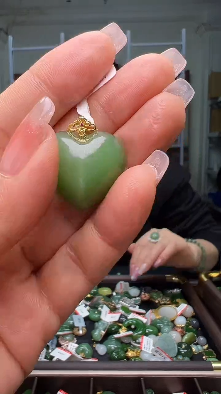 颈饰18K金镶嵌和田玉（多样性发货.发其一)1.04.19