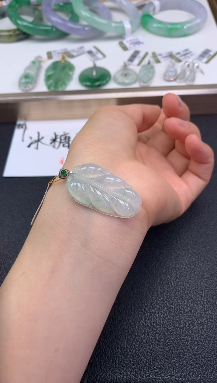 翡翠18K金镶嵌颈饰..........