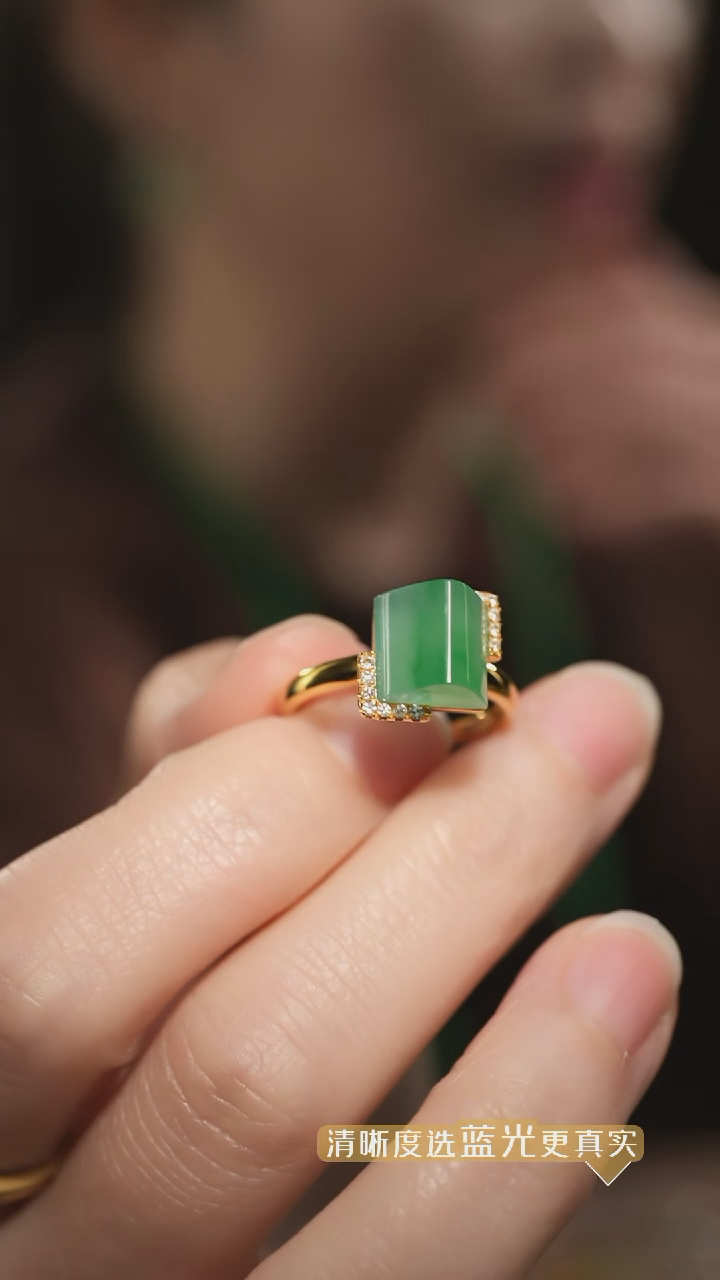 【闪购商品】翡翠戒指18K金镶嵌湖水绿翡翠一座山戒指