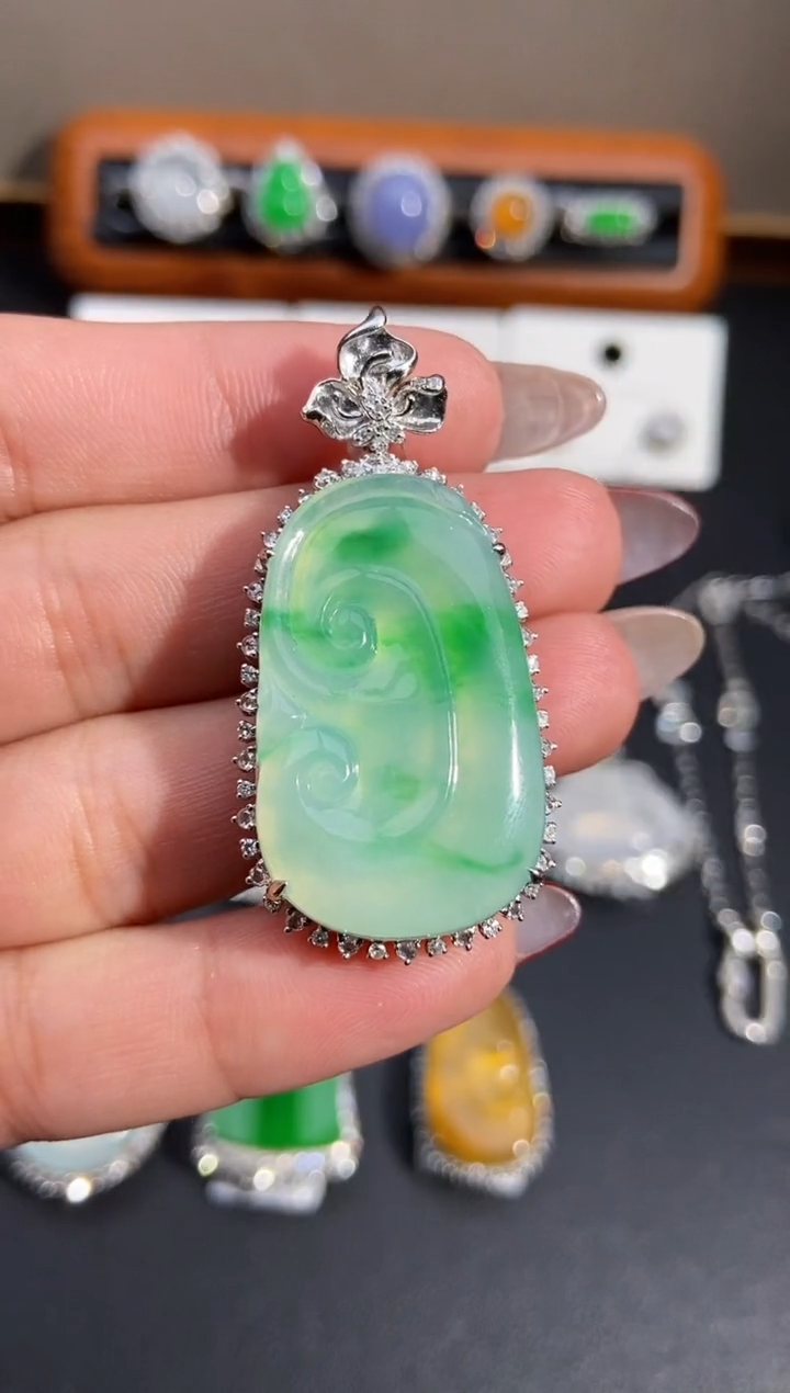 【闪购商品】翡翠颈饰18K金镶嵌吊坠