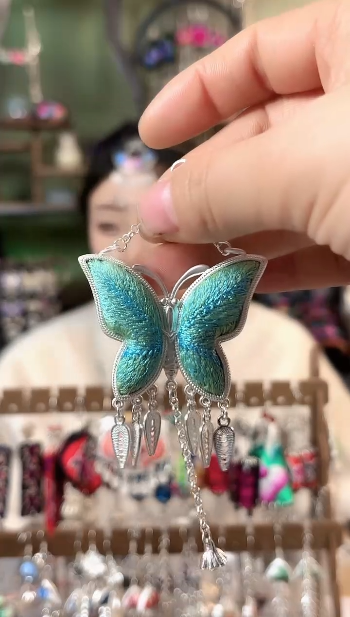 彩云南阁非遗老绣苗银饰品677