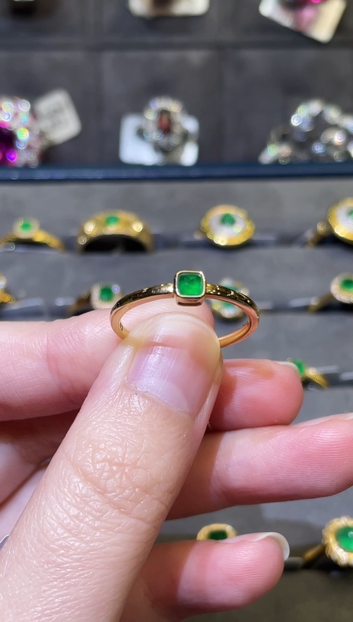 【闪购商品】祖母绿戒指18K金镶嵌0.22ct