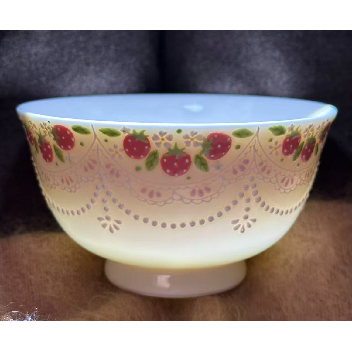 A483粉白色草莓碗景德镇手工手绘陶瓷