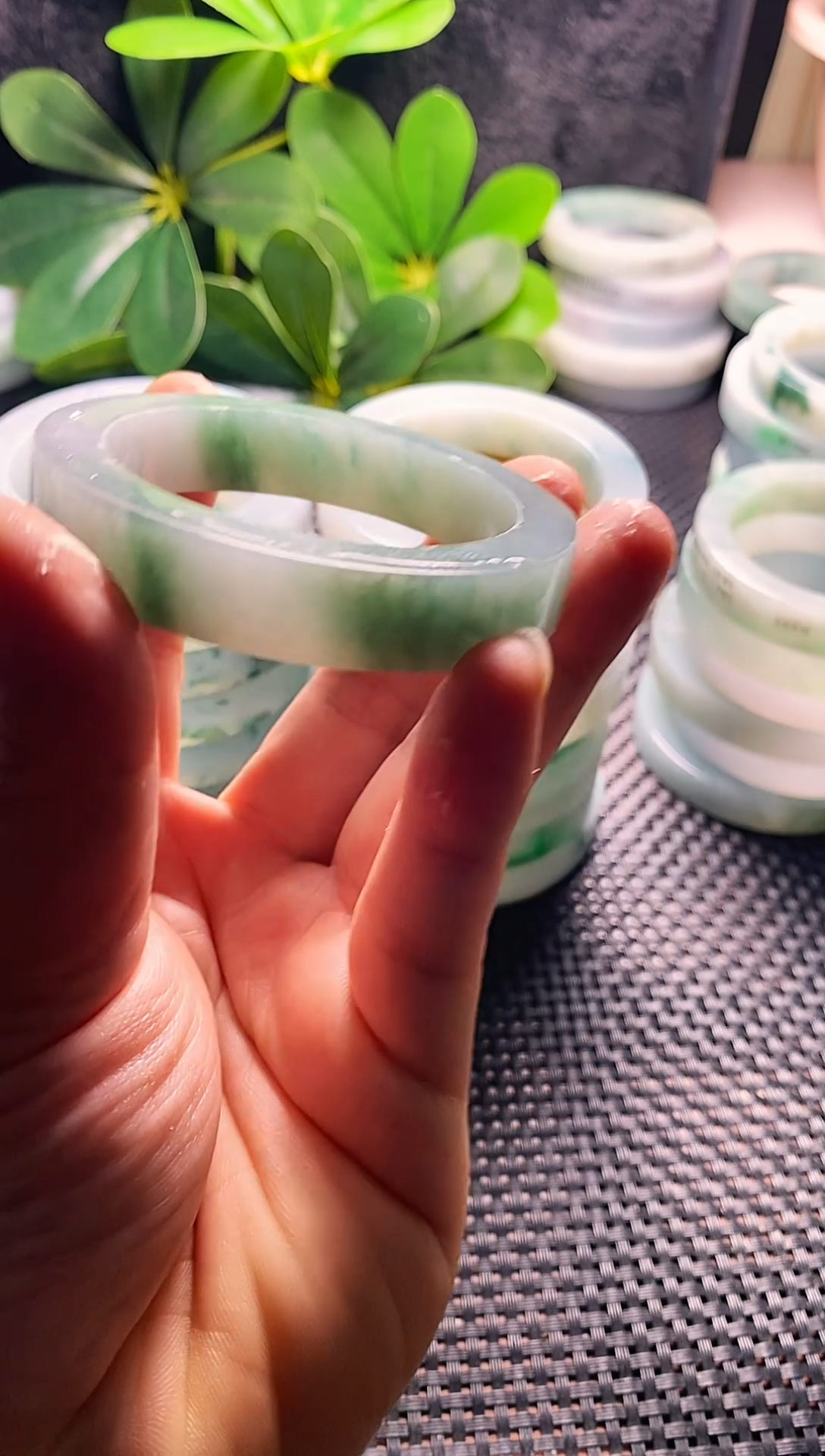 未镶嵌手镯定制翡翠?**枝翡翠手镯