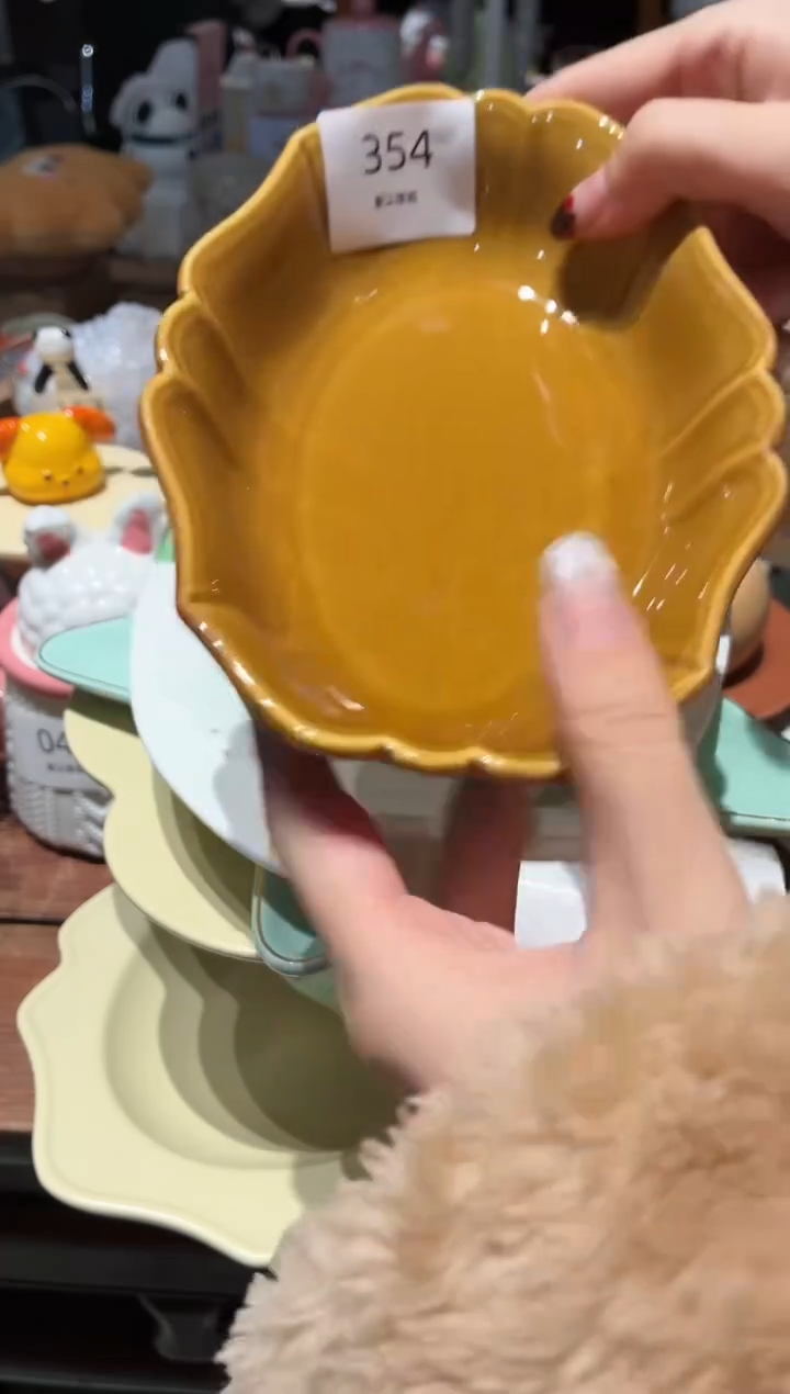 瓷354棕色花边盘 小号 瑕疵