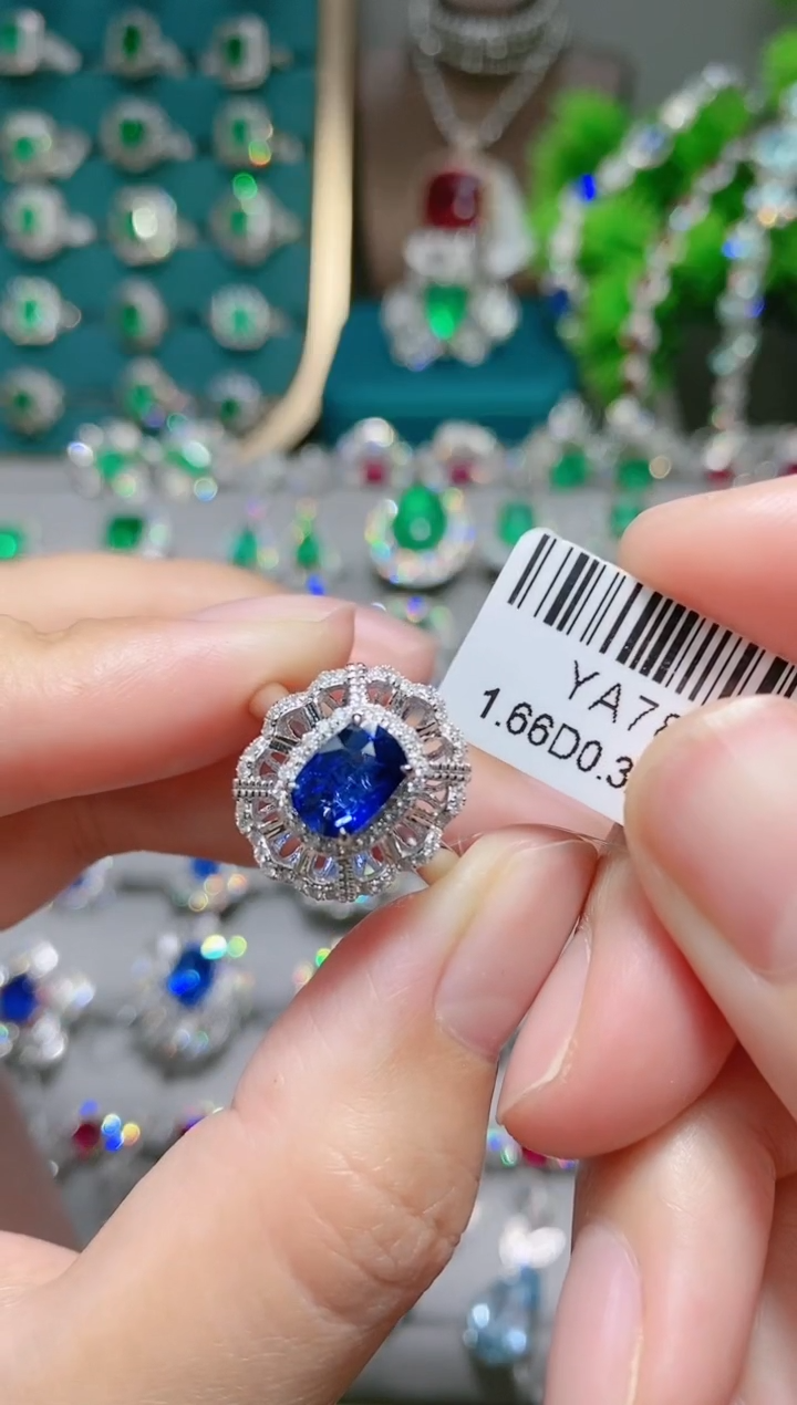 18K金戒指蓝宝石18K金镶嵌.